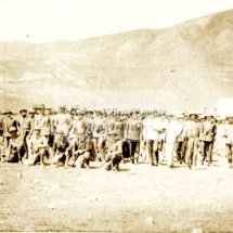 Batallón de soldados en el campo
