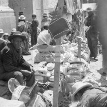 Feria dominical sección sombreros y monturas, años 60. Foto: Arturo Villena.