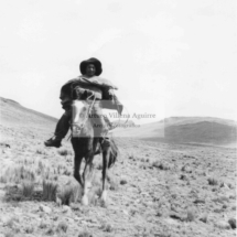 Niño, qorilazo, campesino, en los llanos de Colquemarca